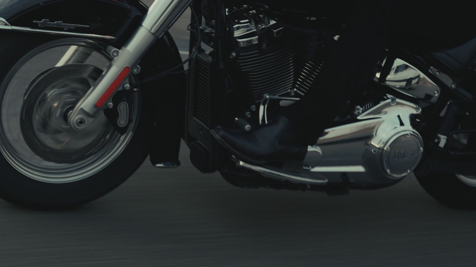 Detalle de una Harley-Davidson en movimiento sobre la ruta